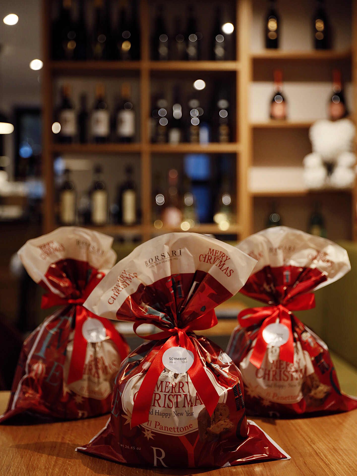 Weihnachtspanetone in roter Verpackung