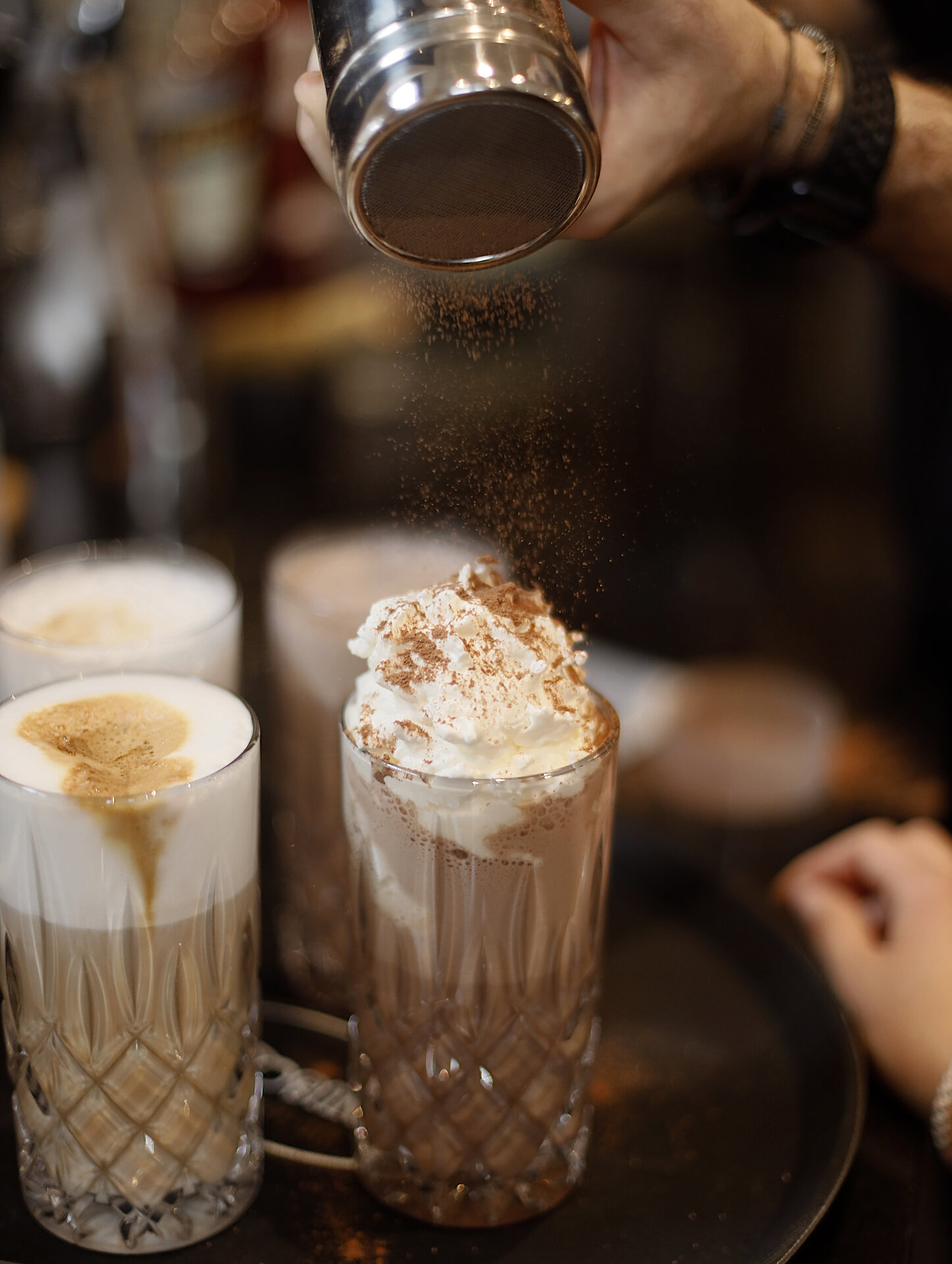 Kaffeegetränk mit Schlagsahne und Zimt