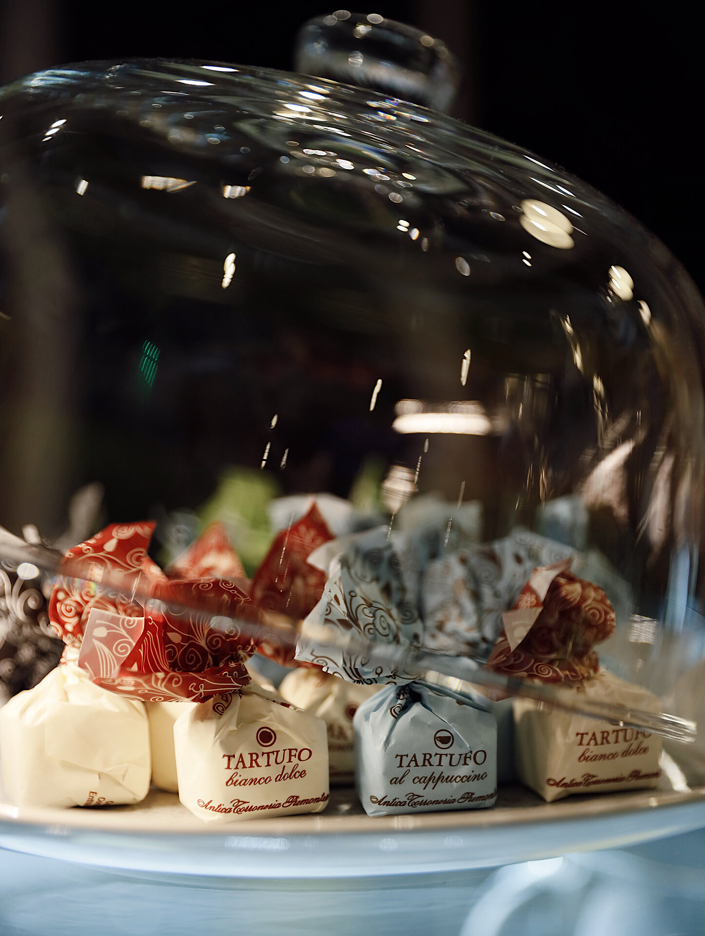 Tartufo-Süßigkeiten unter Glasglocke