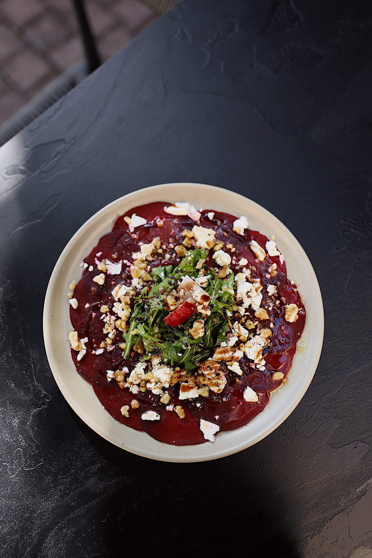 Teller mit Beilage und Salat