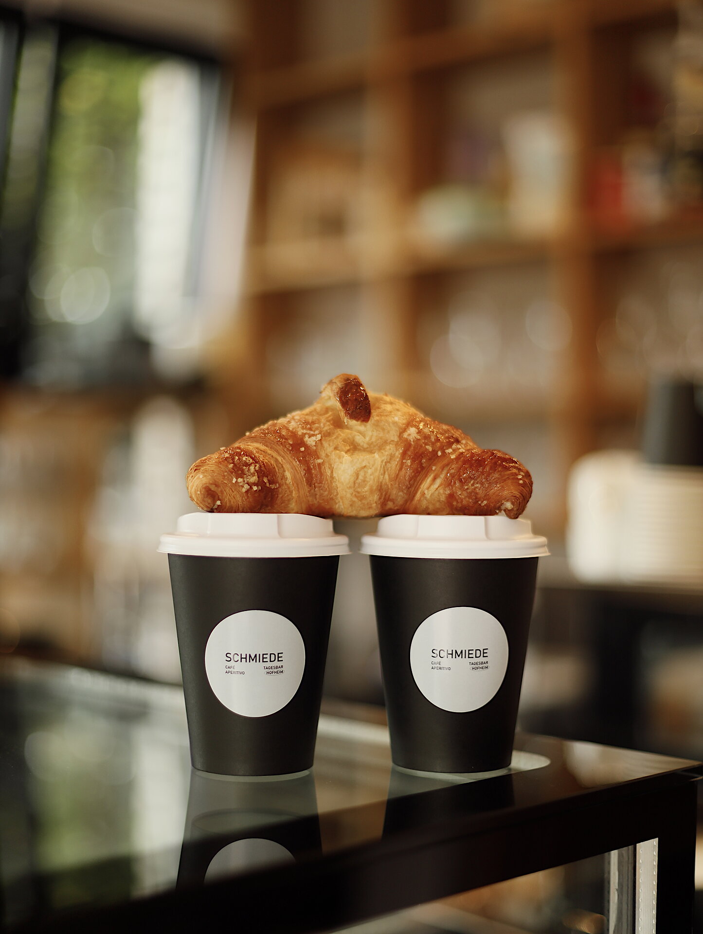 2 Croissants auf Kaffeetassen