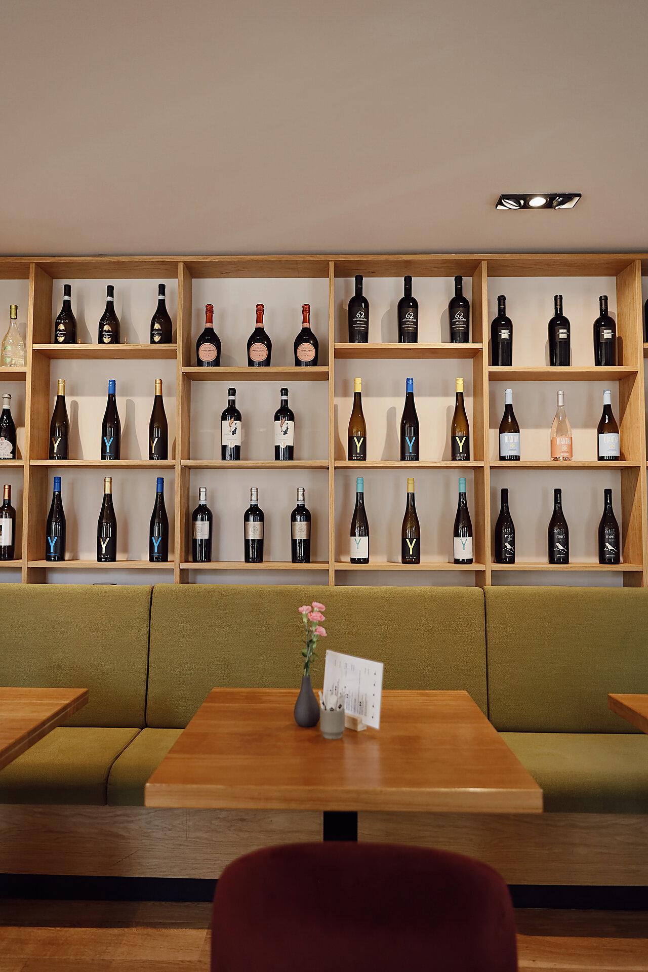 Weinregal & Tischambiente