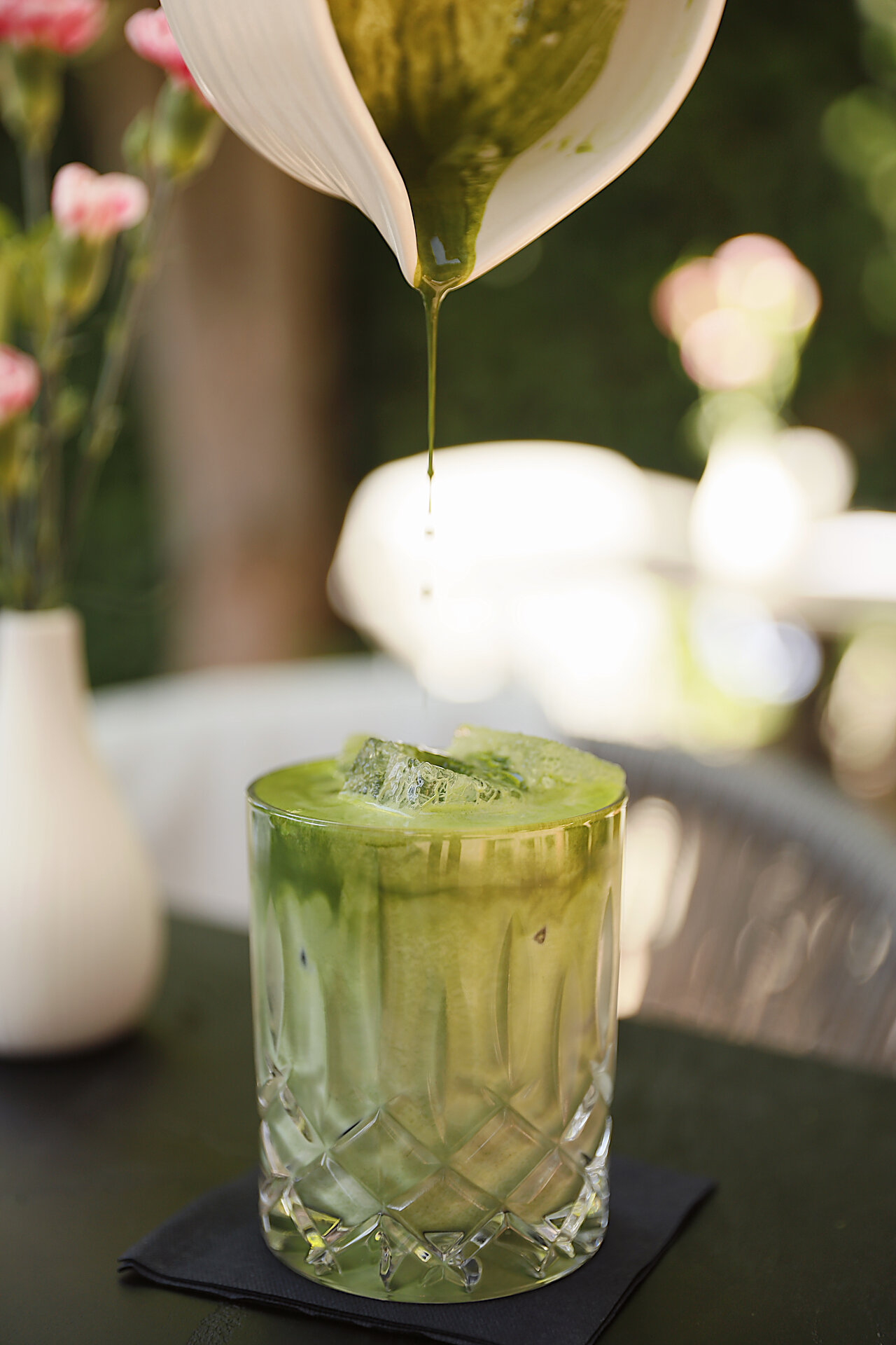 Frisch aufgegossenes grünes Getränk